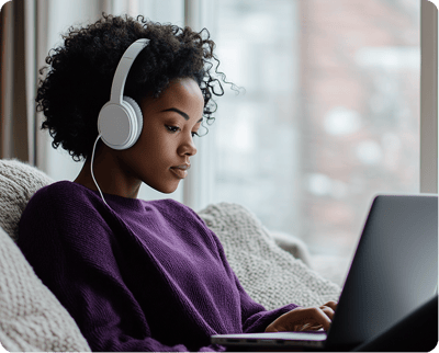 criacao_menos3_A_Black_woman_wearing_headphones_is_sitting_on_t_dc40e35b-743f-4102-93ae-2b2f61d49bb4 (1)